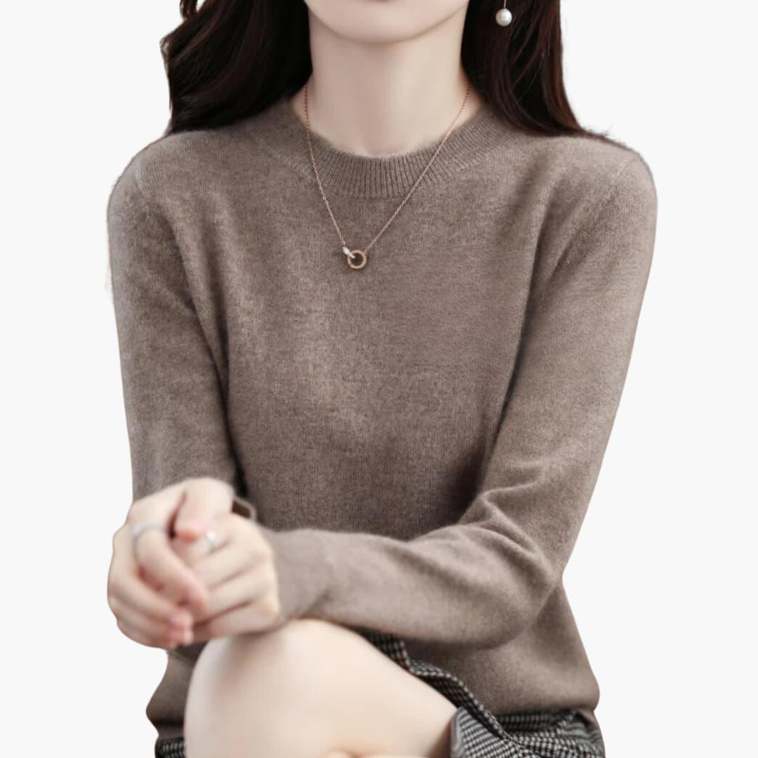 Women’s Chunky Knit Sweater with Long Sleeves and Round Neckline